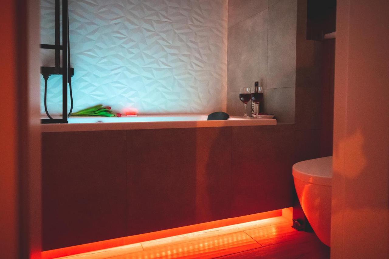 Movie Jacuzzi Apartment At The Main Station By Noclegi Renters Krakkó Kültér fotó