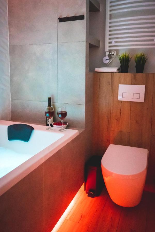 Movie Jacuzzi Apartment At The Main Station By Noclegi Renters Krakkó Kültér fotó