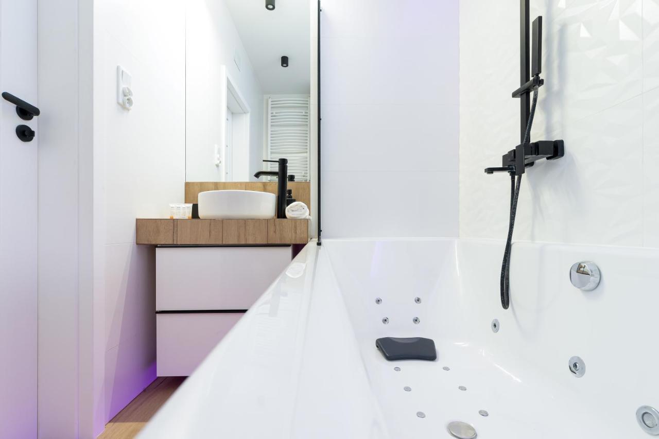 Movie Jacuzzi Apartment At The Main Station By Noclegi Renters Krakkó Kültér fotó