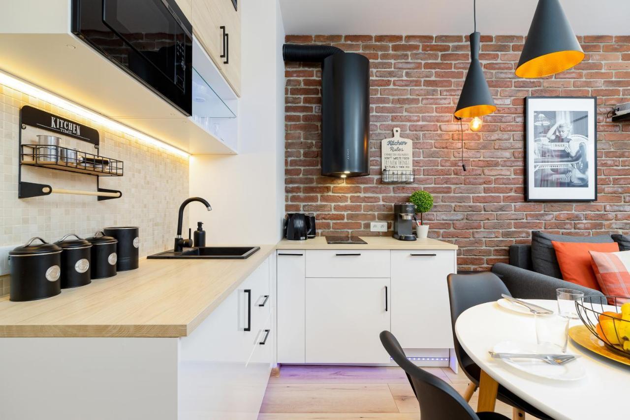 Movie Jacuzzi Apartment At The Main Station By Noclegi Renters Krakkó Kültér fotó