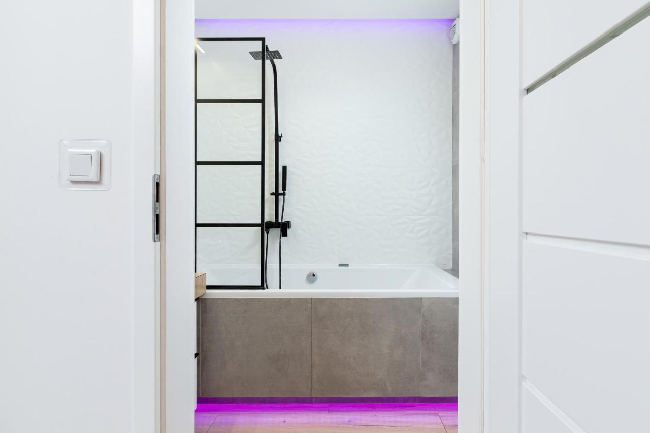 Movie Jacuzzi Apartment At The Main Station By Noclegi Renters Krakkó Kültér fotó