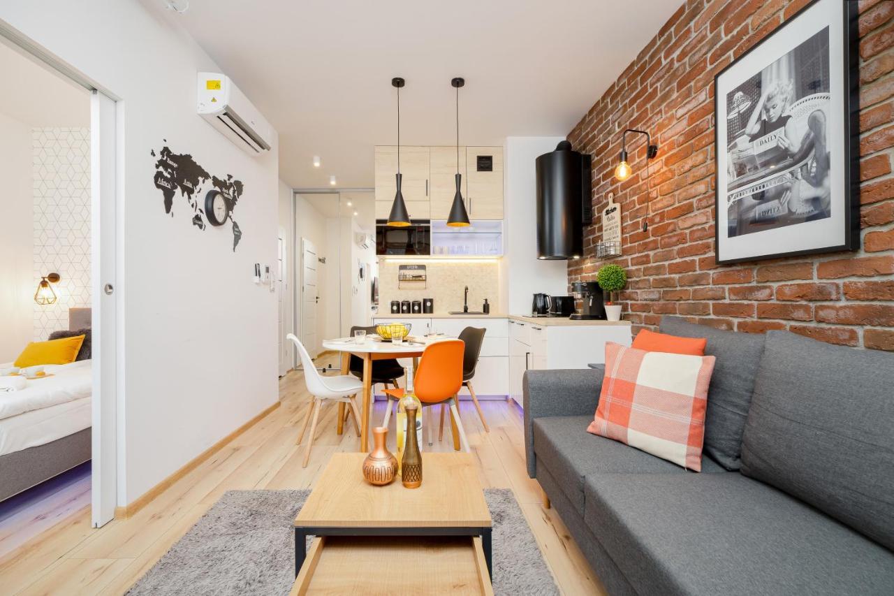 Movie Jacuzzi Apartment At The Main Station By Noclegi Renters Krakkó Kültér fotó
