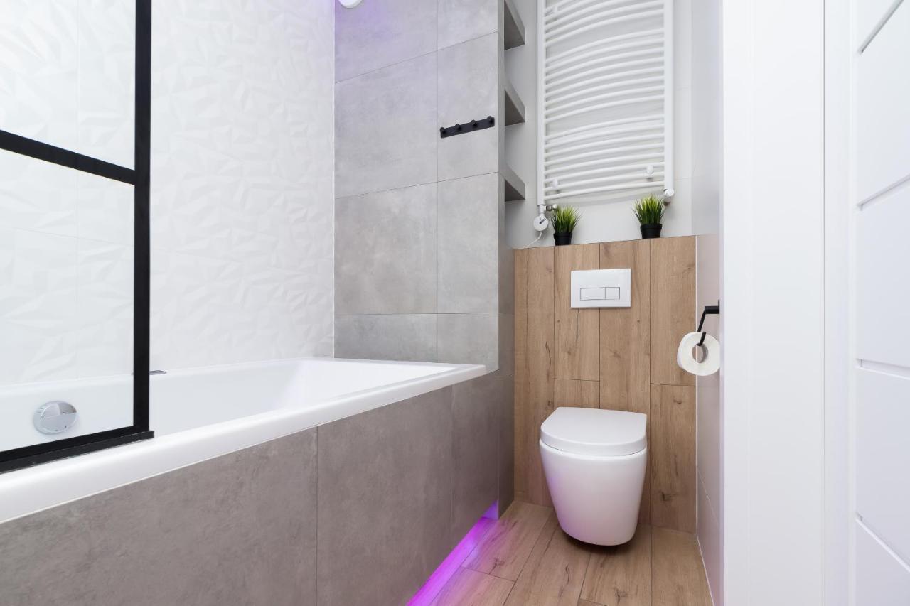 Movie Jacuzzi Apartment At The Main Station By Noclegi Renters Krakkó Kültér fotó