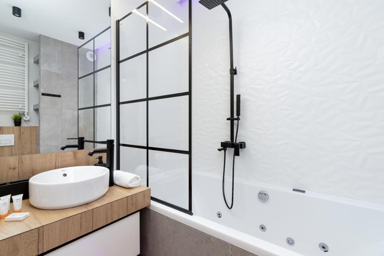 Movie Jacuzzi Apartment At The Main Station By Noclegi Renters Krakkó Kültér fotó